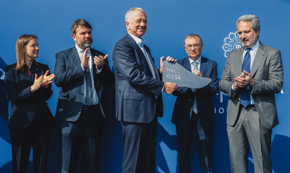 Pierfrancesco Vago segura a chapa de nº 6334