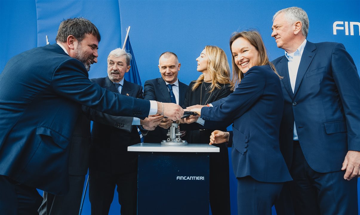 Executivos e autoridades liberam a água para o float out do Explora IV