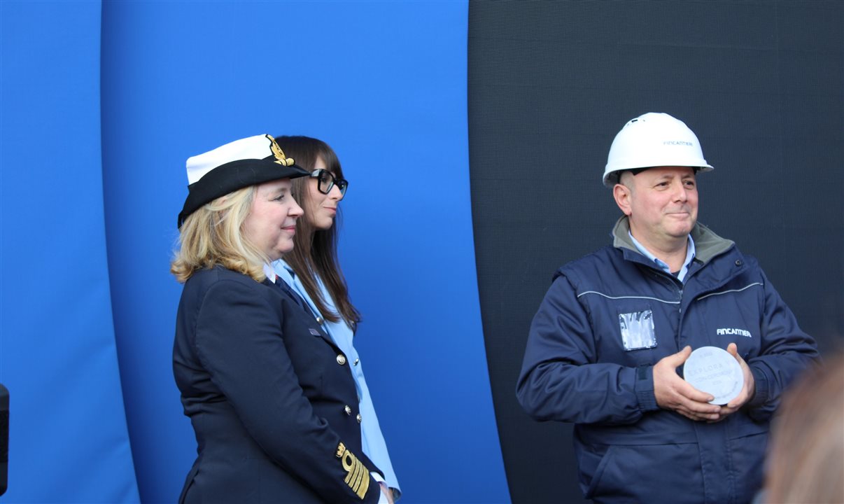 As madrinhas Alice Gallo e Serena Melani colocaram as moedas no cofre que ficará soldado no casco do Explora V