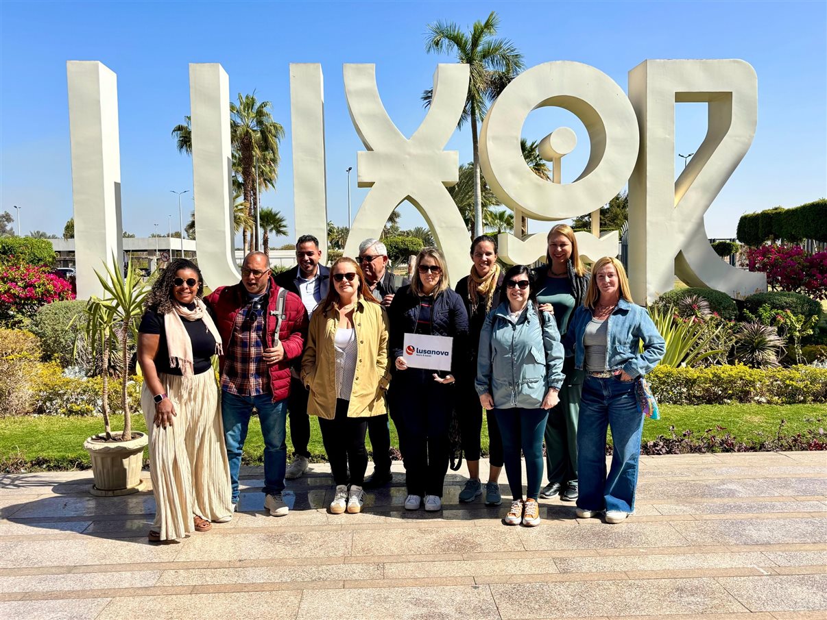 Na chegada a Luxor, da esq. para à dir., Mila Nascimento, o guia Mimo (Dunas Travel), Gabriel Mazorca, Monike Savastano, Luis Alves, Amanda Gamero (Lusanova), Larissa Marinsalta, Silvana Pardini, Solange Vasconcelos e Miriam Zanovello