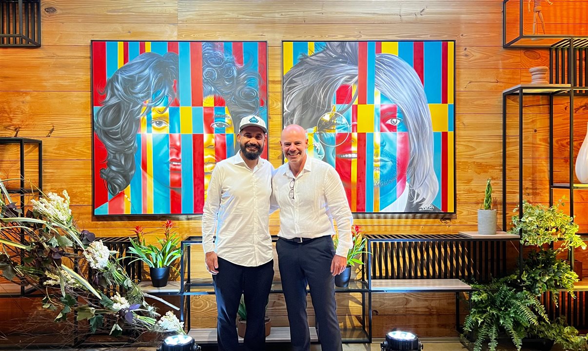 Carlos Jacobina, do Novotel, e o artista Kobra