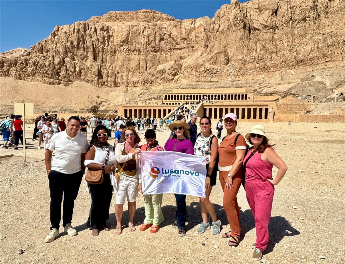 No Templo de Hatshepsut, da esq. para à dir., Gabriel Mazorca, Mila Nascimento, Miriam Zanovello, Silvana Pardini, Amanda Gamero (Lusanova), Larissa Marinsalta, Solange Vasconcelos e Monike Savastano 