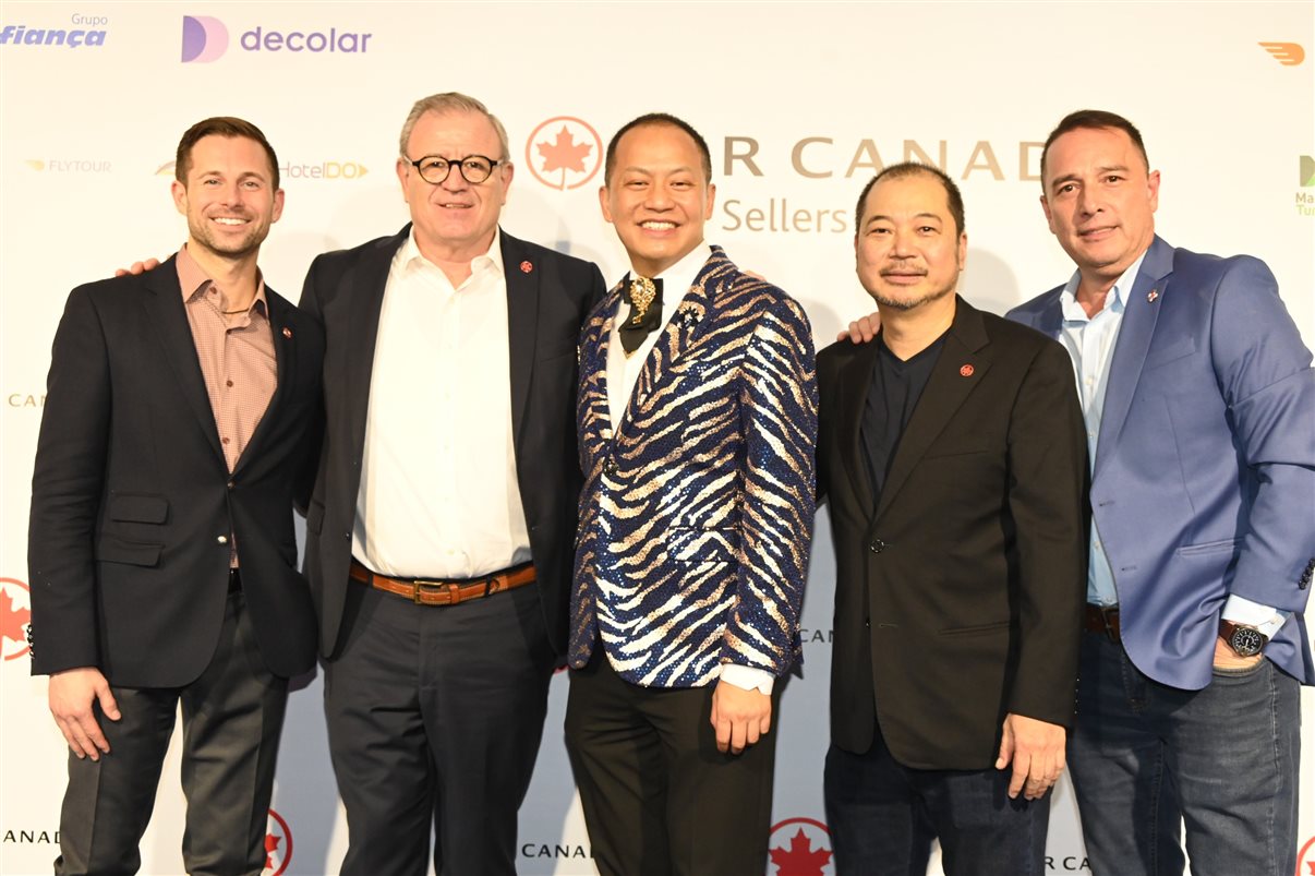 Joey Dean, Luis Noriega, Rocky Lo, Giancarlo Takegawa e Ernesto Airosa, da Air Canada, na noite de Top Sellers 2025 da aérea
