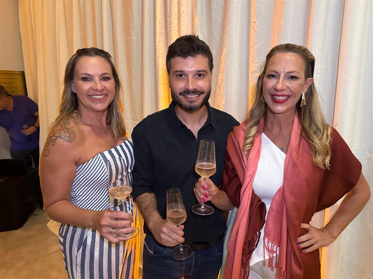 Gabrielle Small, Lucas Bitencourt (Belmond) e Gabriela Carraro brindam o início da Luxperts Summit 2026