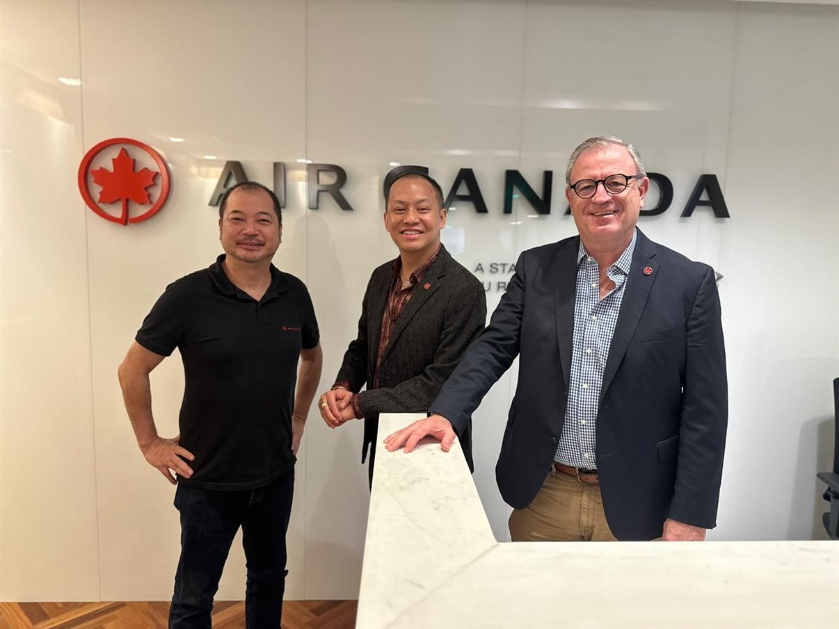 Giancarlo Takegawa (diretor Brasil), Rocky Lo (diretor-geral de Vendas Internacionais) e Luis Noriet Benet (diretor América Latina e Caribe), da Air Canada, no escritório da empresa em São Paulo