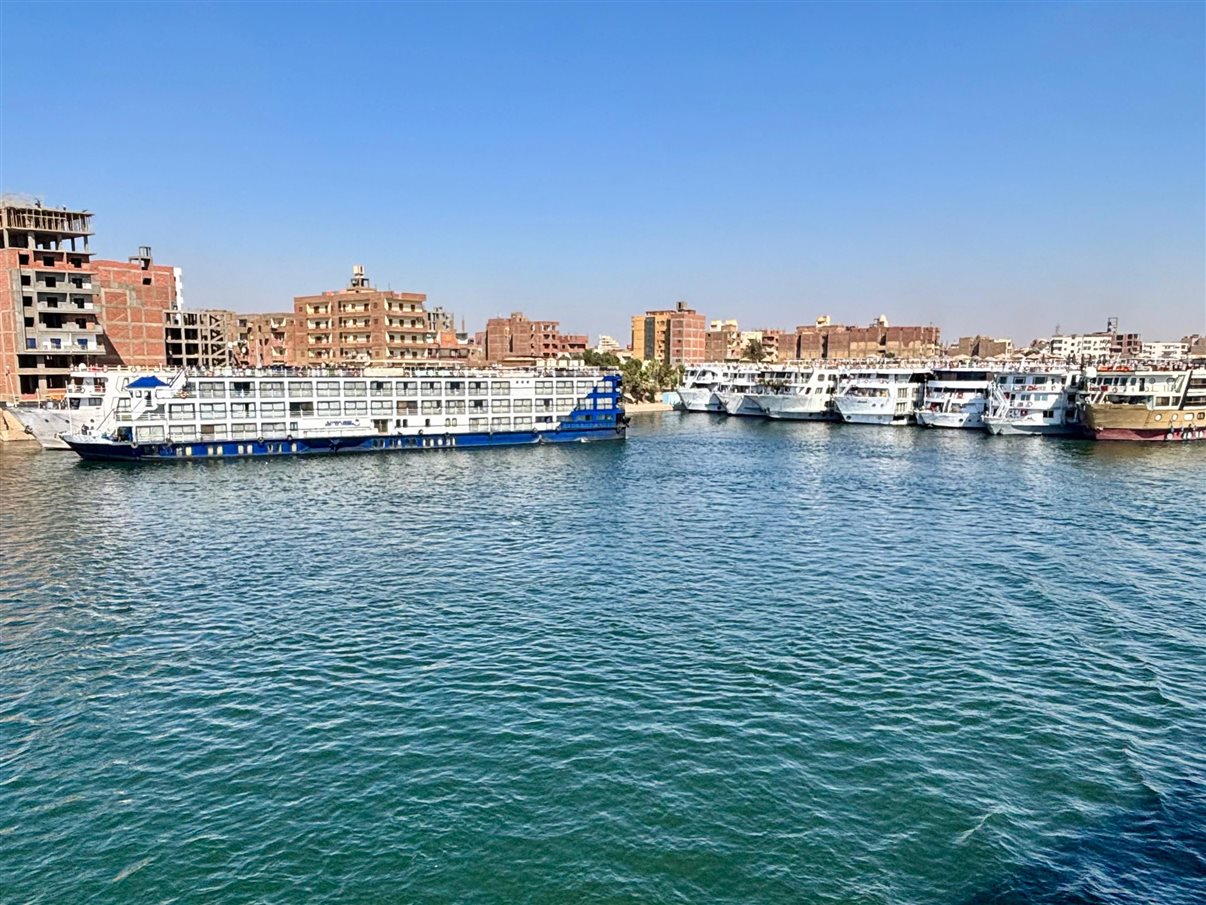Barcos de cruzeiro ancorados nas docas de Edfu