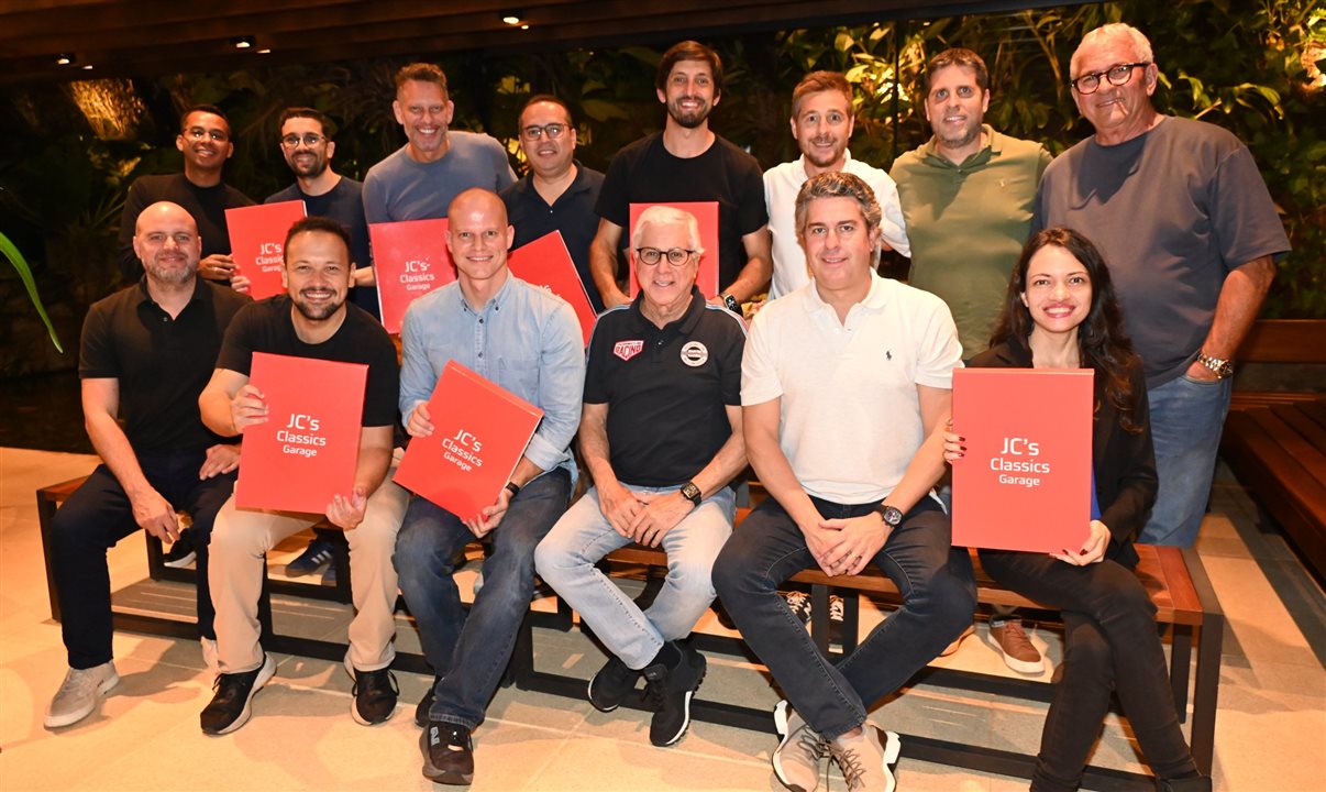 Atrás: João Santana, Renato Sousa, Ricardo Sidaras, Rene Amorim, Flavio de Sica, da PANROTAS, Danillo Barbizan, da Gol, Daniel Castanho e Roberto Garbin, da Ancoradouro. À frente: Alexandre Cordeiro, do Travel Tech Hub e da Mobility, Rodrigo Vieira, José Guilherme Alcorta, da PANROTAS, Juarez Cintra e Juarez Neto, do Grupo Ancoradouro, e Karina Cedeño, da PANROTAS