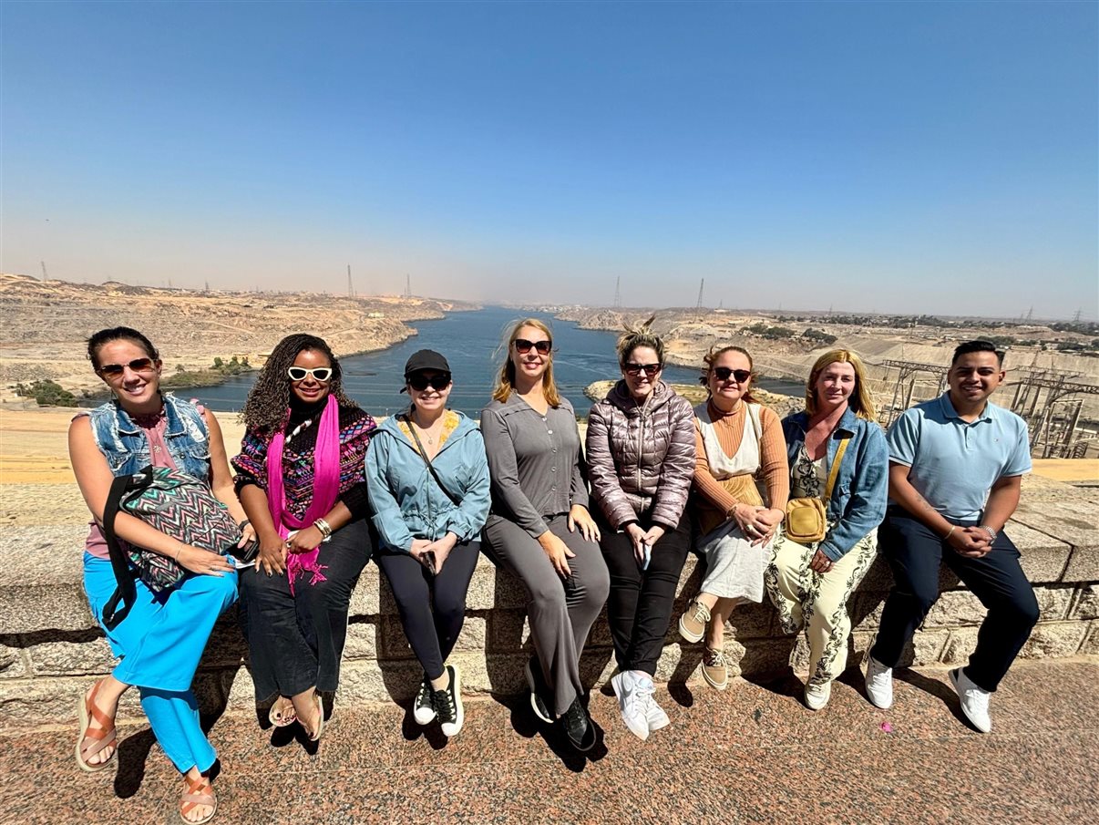  Na Represa Alta de Aswan, com o Nilo ao fundo, da esq. para à dir., Larissa Marinsalta, Mila Nascimento, Silvana Pardini, Solange Vasconcelos, Amanda Gamero (Lusanova), Monike Savastano, Miriam Zanovello e Gabriel Mazorca