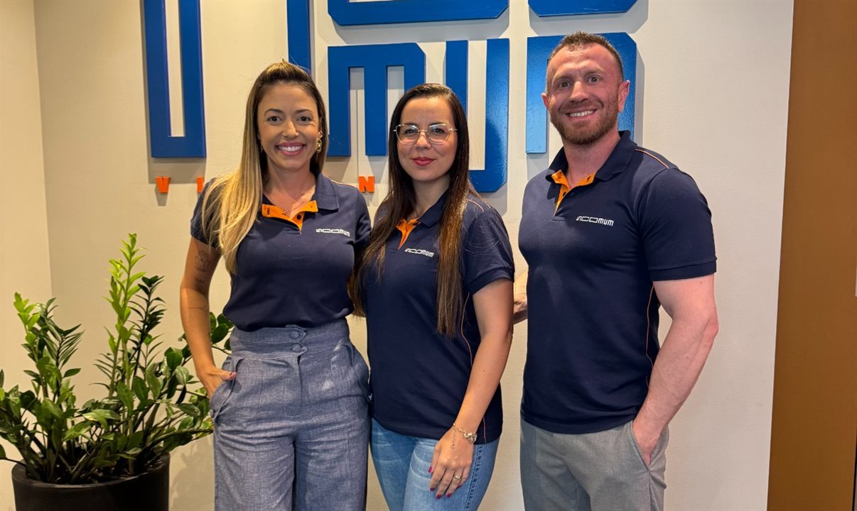 Vanessa Azeredo, entre Roseane Cavalcante (gerente comercial) e Felipe Vargas (gerente operacional)