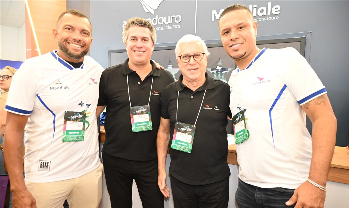 Juarez Neto e Juarez Cintra, do Grupo Ancoradouro, com os ex-jogadores Amoroso e Luís Fabiano