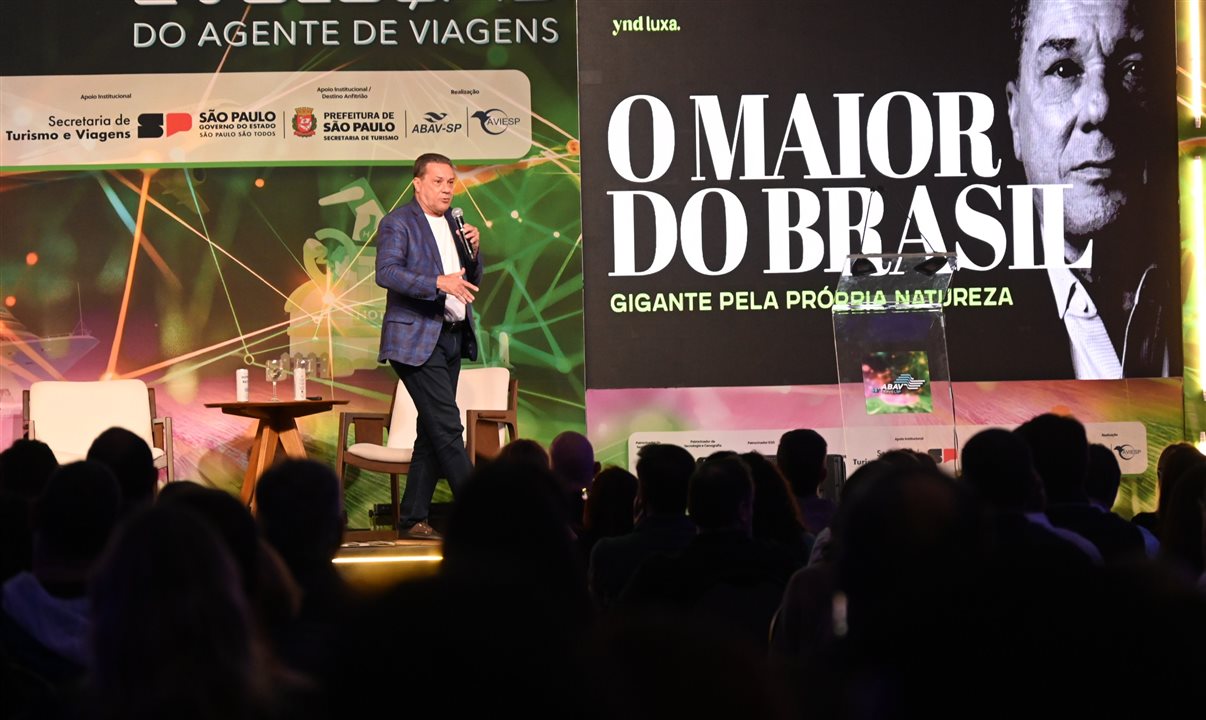 Vanderlei Luxemburgo no palco da Abav TravelSP, em Campinas