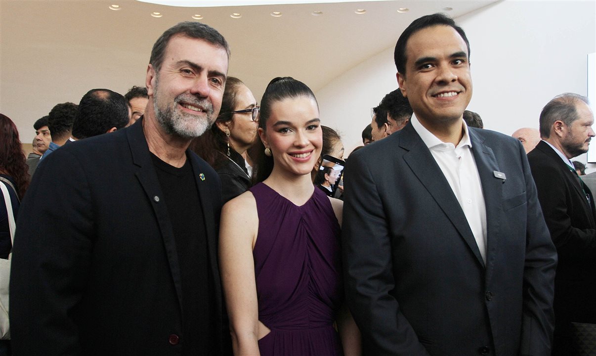 Marcelo Freixo, presidente da Embratur, Mônica Medeiros, CEO da TurisMall, e Gustavo Feliciano, ministro do Turismo, na cerimônia de abertura da TurisMall no Rio de Janeiro