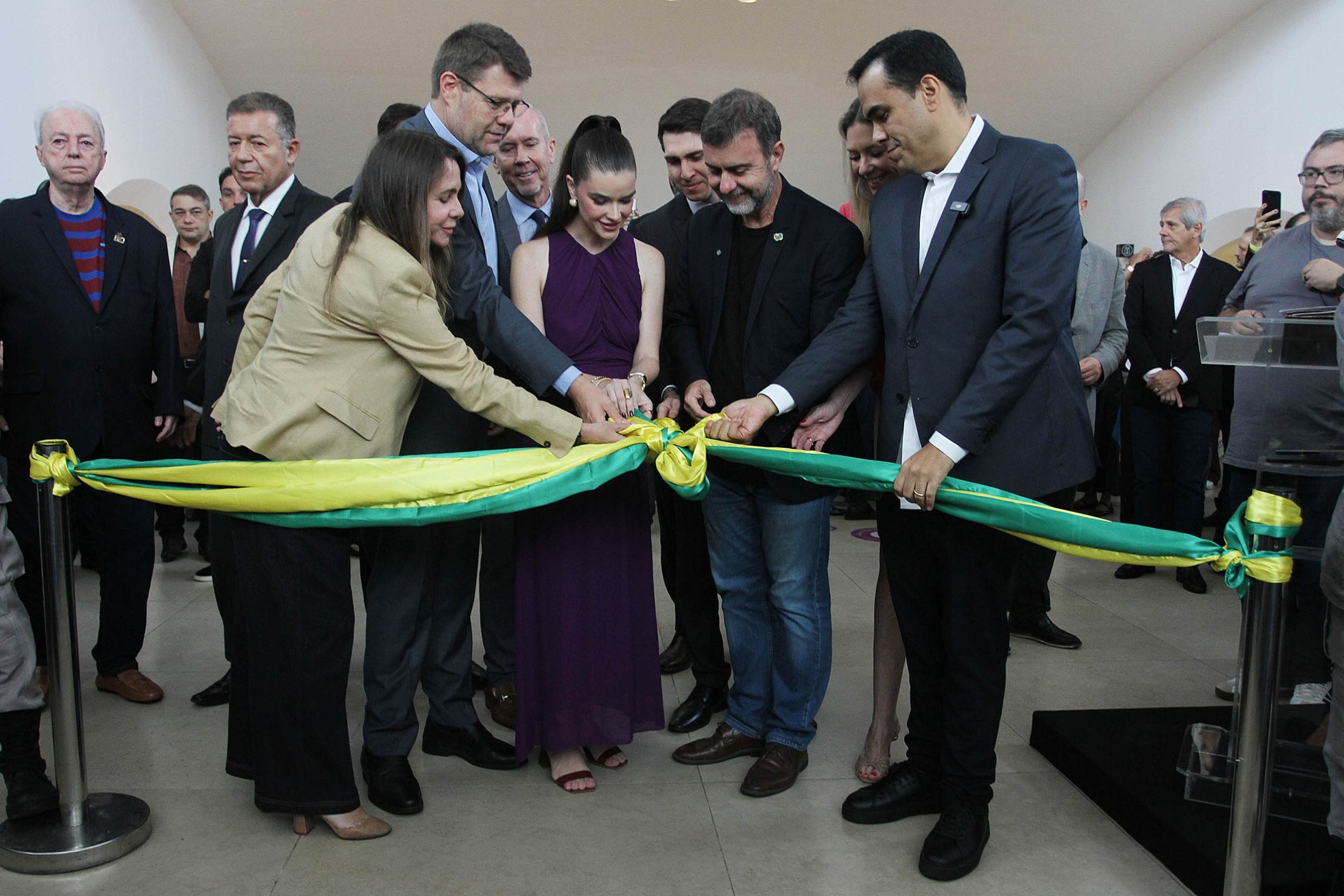 Desenlace da faixa de abertura da TurisMall no Museu do Amanhã com Daniela Maia, secretária Municipal de Turismo do Rio de Janeiro, Gustavo Tutuca, secretário de Turismo do Rio de Janeiro, Mônica Medeiros, CEO da TurisMall, Marcelo Freixo, presidente da Embratur, e Gustavo Feliciano, ministro do Turismo