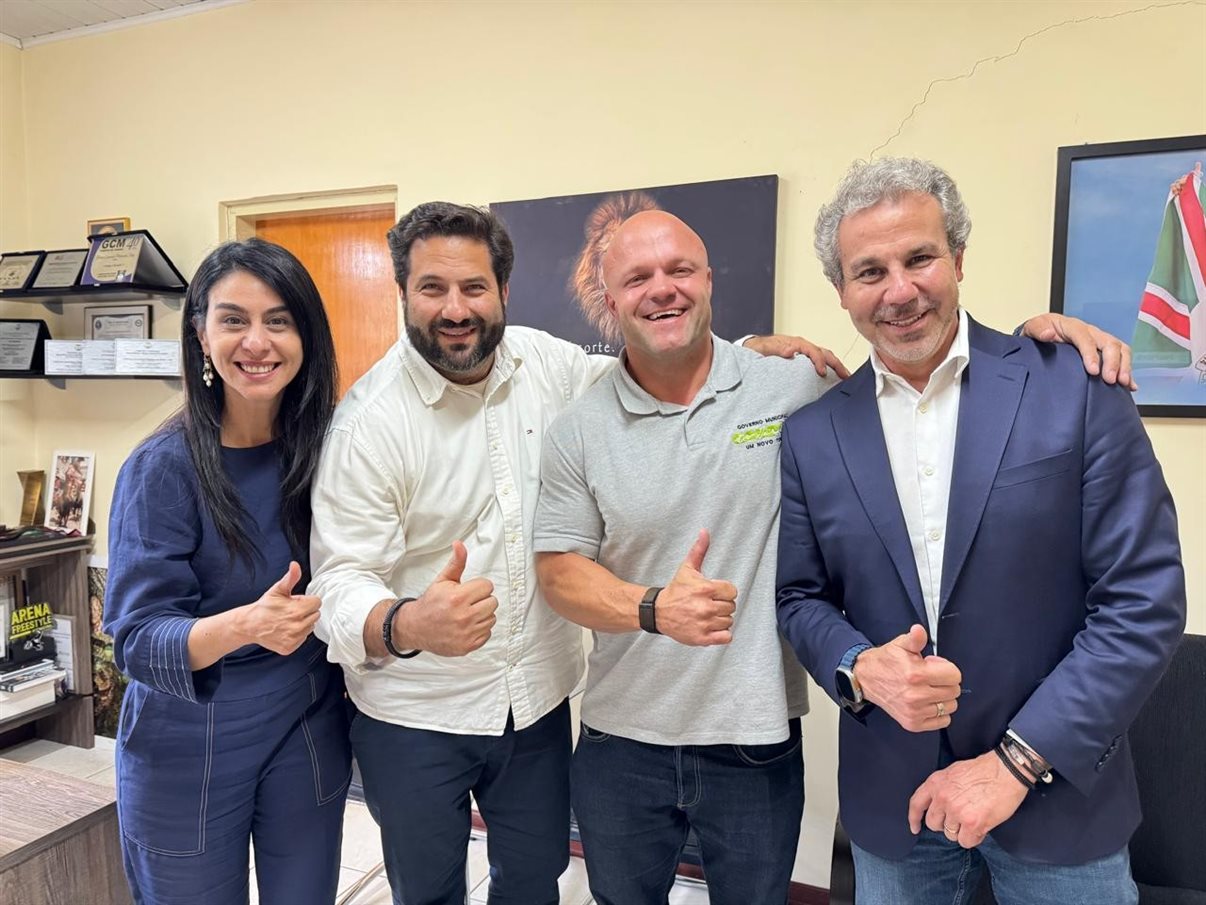 Luciana Fernandes e Vitor Bauab, do Grupo BBG Brasil, com Carlos Eduardo (Caê), prefeito de Campos do Jordão, e Fábio Izar, secretário de Turismo de Campos de Jordão