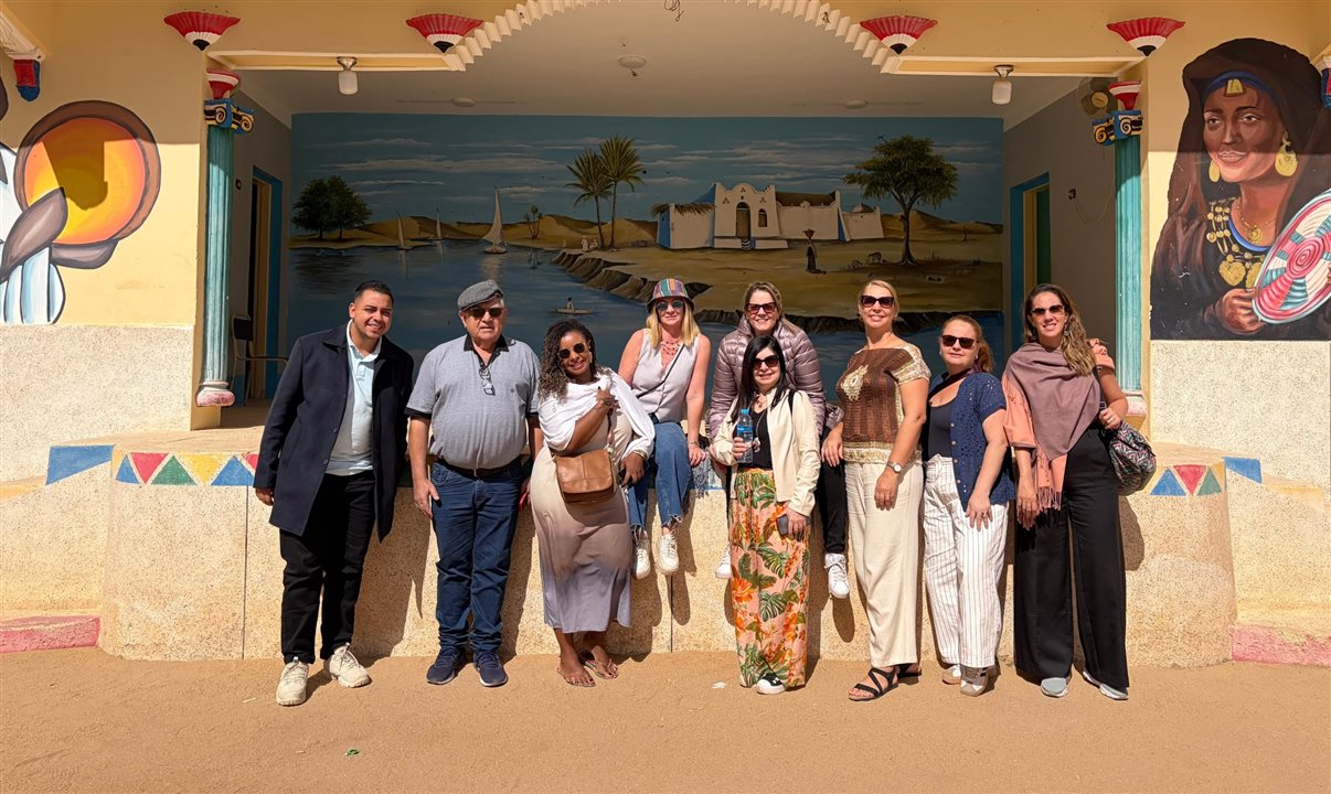 Em uma aldeia núbia de Aswan, Gabriel Mazorca, Luis Alves, Mila Nascimento, Miriam Zanovello, Amanda Gamero (Lusanova), Silvana Pardini, Solange Vasconcelos, Monike Savastano e Larissa Marinsalta