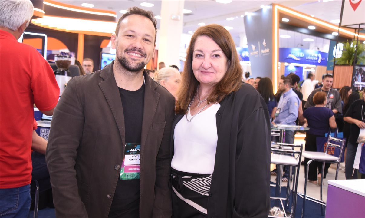 Rodrigo Vieira, da PANROTAS, e Magda Nassar, da Trade Tours