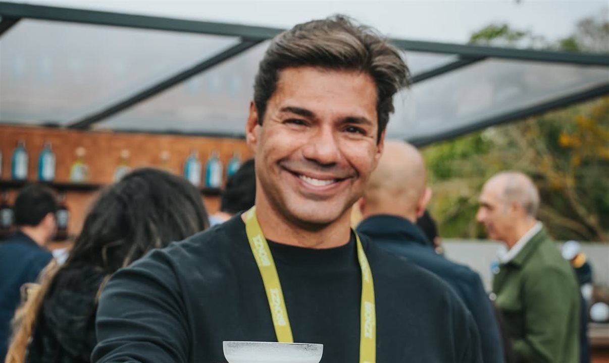 Outro destaque da experiência é o serviço de bordo, desenvolvido em parceria com o chef Felipe Bronze, que possui duas estrelas Michelin