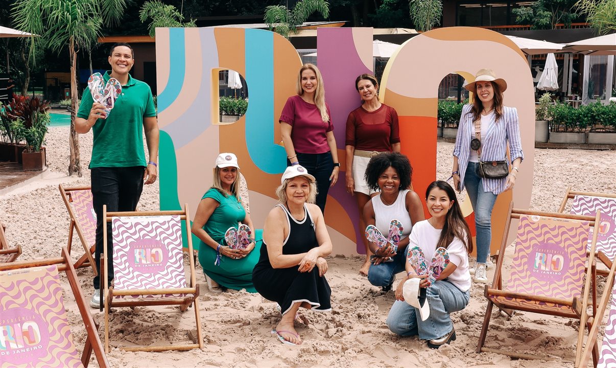 Iniciativa busca recriar o ambiente da orla do Rio de Janeiro, com atividades como altinha, futevôlei, beach tennis e apresentações de passinho