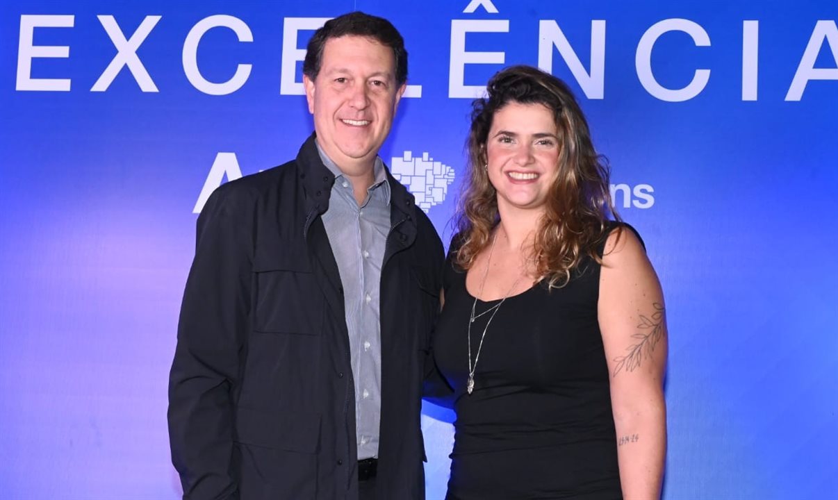 Daniel Bicudo, da Azul, e Giulliana Mesquista, da Azul Viagens 