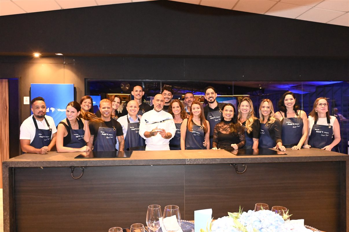 Masterclass gastronômica conduzida pelo chef Henrique Fogaça junto a agentes de viagens parceiros da Azul Viagens e da equipe da operadora