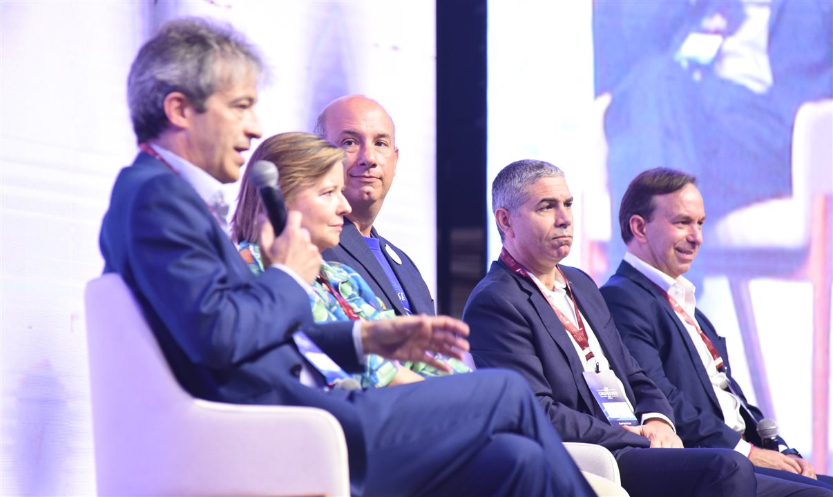 Àlex Busquets dividiu o palco com as lideranças de NCL, Disney Cruise Line, Costa Cruzeiros e MSC Cruzeiros