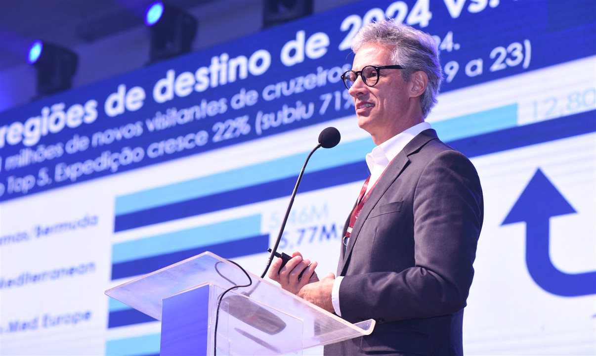 No palco do Cruise360 Brasil, Marco Ferraz apresenta os dados da indústria global de cruzeiros
