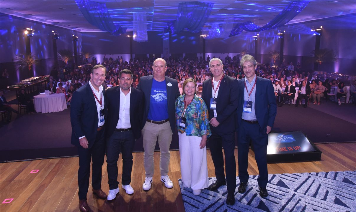 Adrian Ursilli, diretor geral da MSC Cruzeiros no Brasil, o jornalista André Coutinho, Alexander Haim, senior manager da Disney Cruise Line para América Latina, Estela Farina, diretora geral da Norwegian Cruise Line no Brasil, Dario Rustico, presidente executivo da Costa Cruzeiros para as Américas, e Àlex Busquets, vice-presidente de vendas da Corazul Cruceros