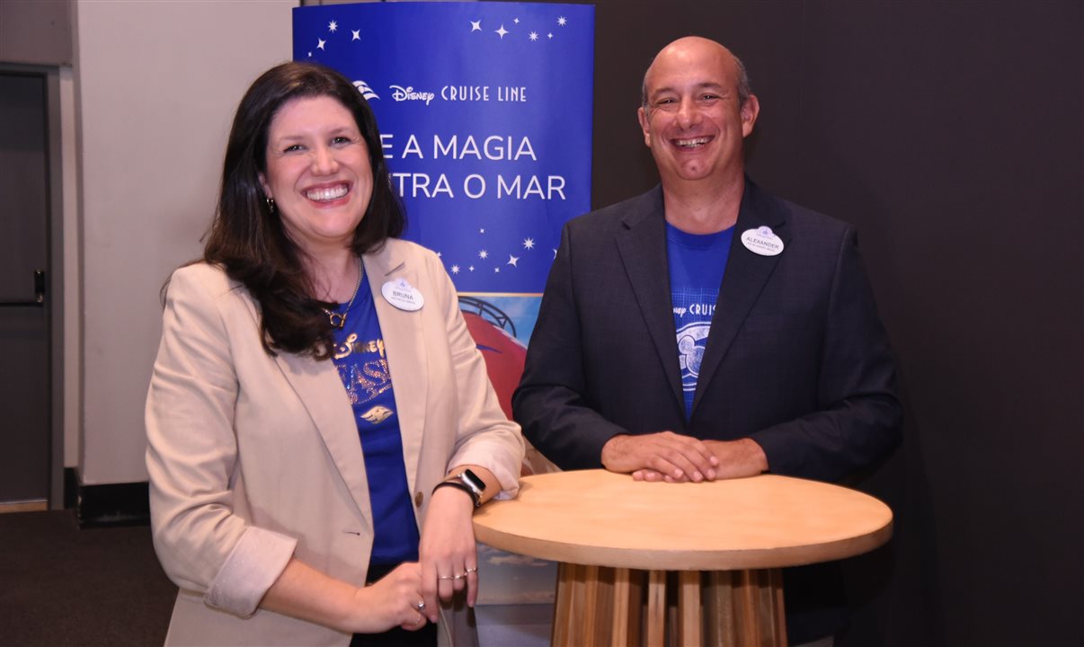Bruna Bertozzo, que coordena o time de treinamento da Disney no Cruise360, ao lado de Alexander Haim, senior manager da companhia para a América Latina