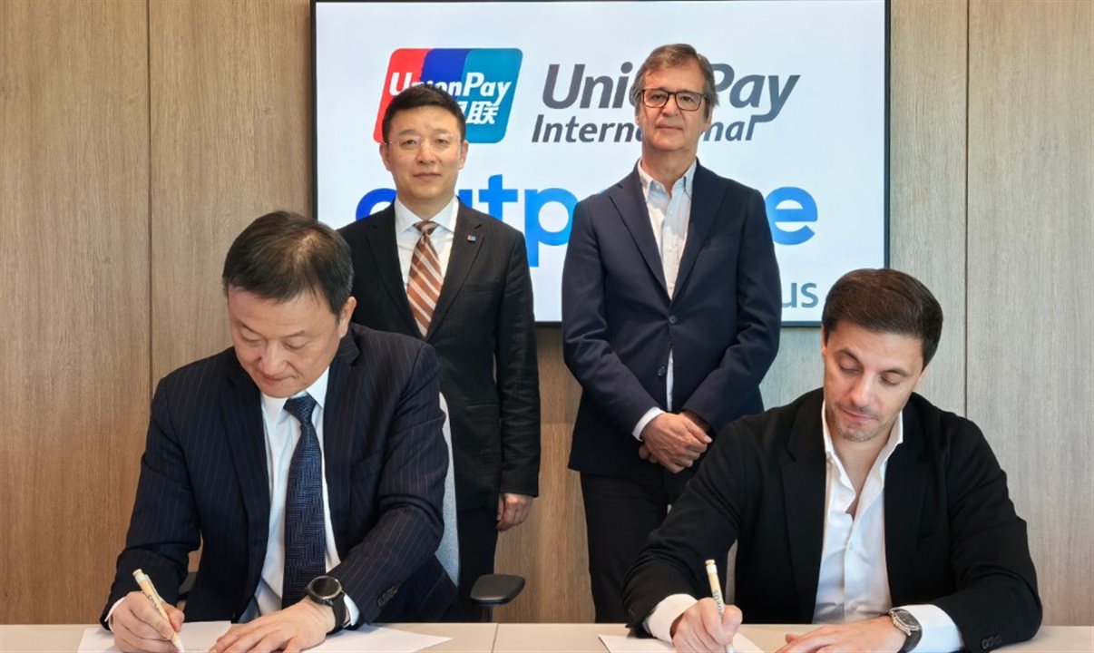 Larry Wang, CEO da UnionPay International, Dong Junfeng, presidente da China UnionPay e UnionPay International, Luis Maroto, presidente e CEO da Amadeus, e Sam Abdou, CEO da Outpayce da Amadeus