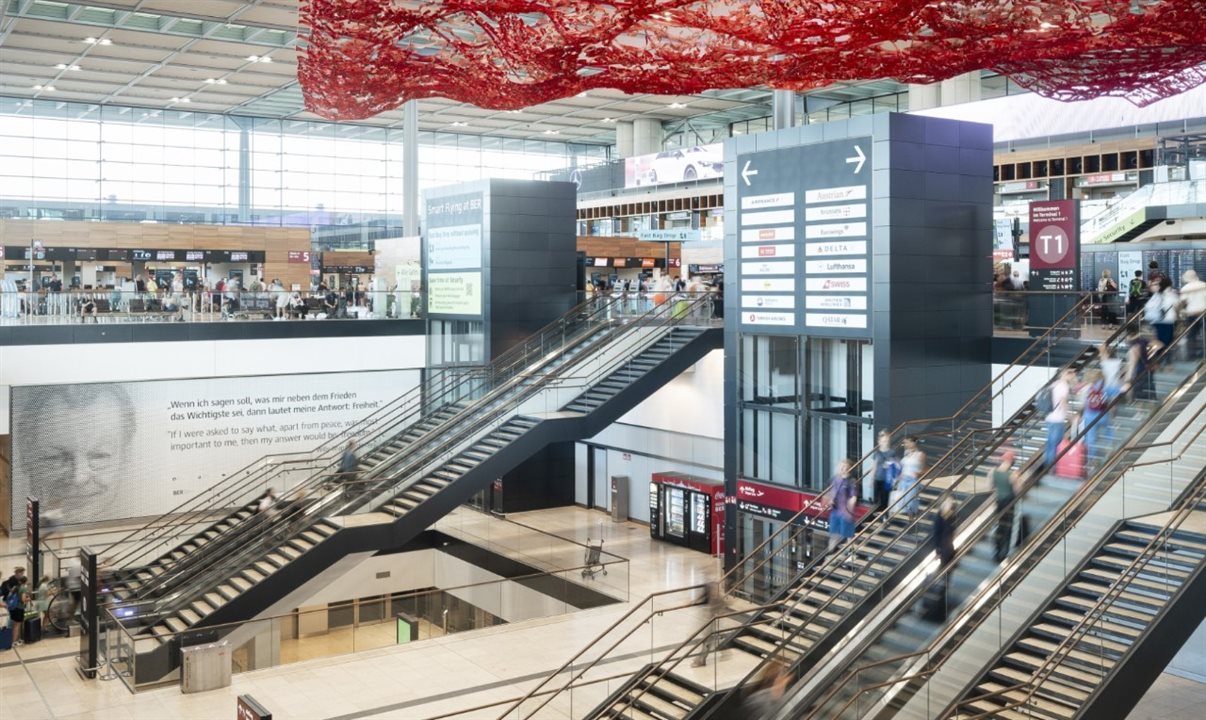 O aeroporto orienta viajantes a entrarem em contato com a companhia aérea ou agência de Turismo