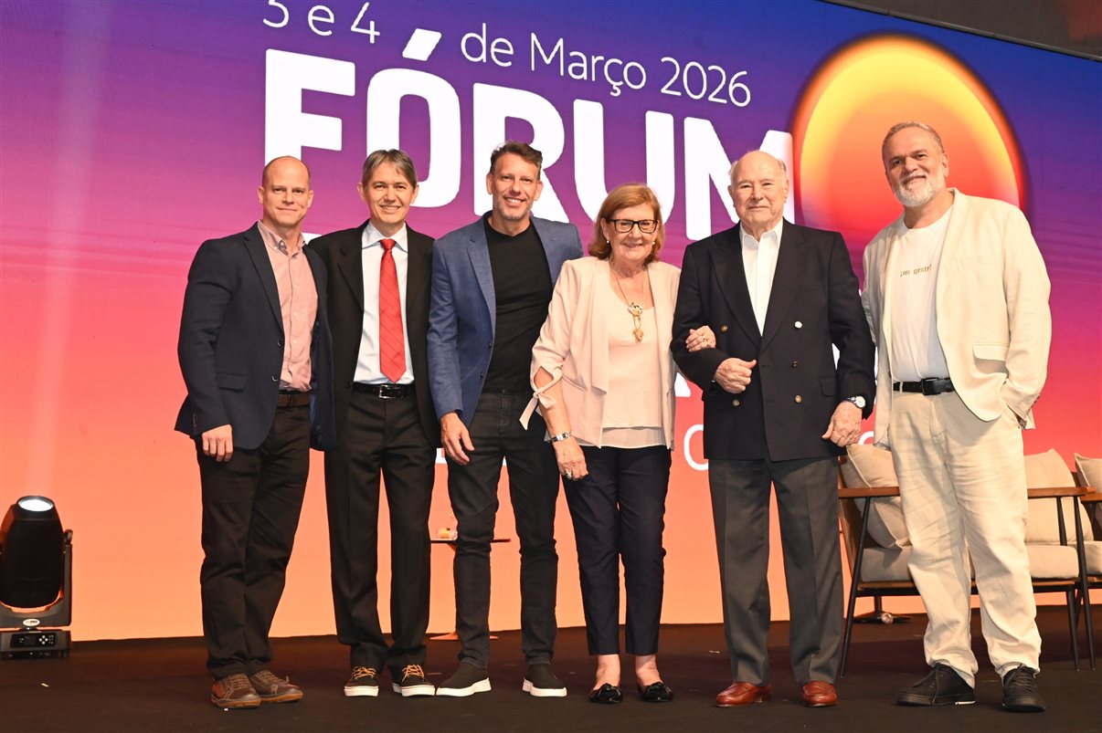 José Guilherme, Ricardo Tsugawa, Ricardo Sidaras, Heloisa Prass, José Guillermo C. Alcorta e Artur Luiz Andrade, diretores no palco do Fórum PANROTAS