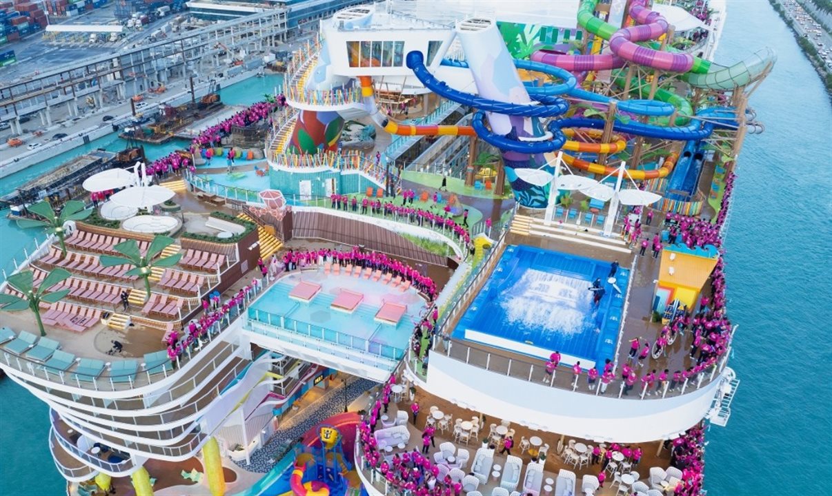 Entretenimento a bordo, como shows, teatros, cinema, música ao vivo e atividades recreativas estão inclusas no valor do cruzeiro