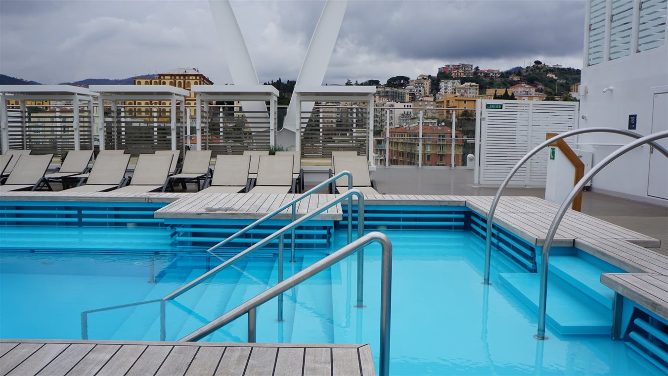 Uma das 13 piscinas do Costa Toscana