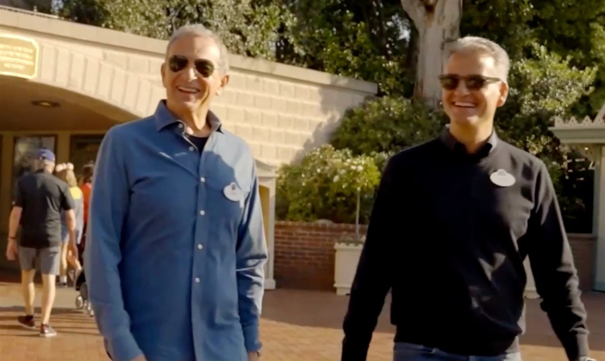 Bob Iger e Josh D'Amaro em um dos passeios pelos parques de Orlando