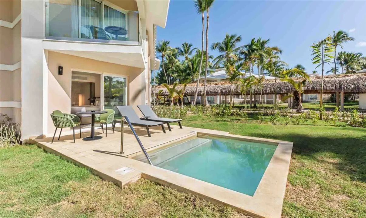 Quarto dá acesso direto à piscina