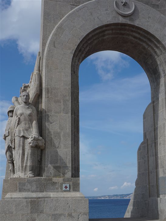 Em frente ao oceano, o Monument aux Morts de l&rsquo;Arm&eacute;e d&rsquo;Orient &eacute; um memorial dedicado aos soldados franceses da Primeira Guerra Mundial