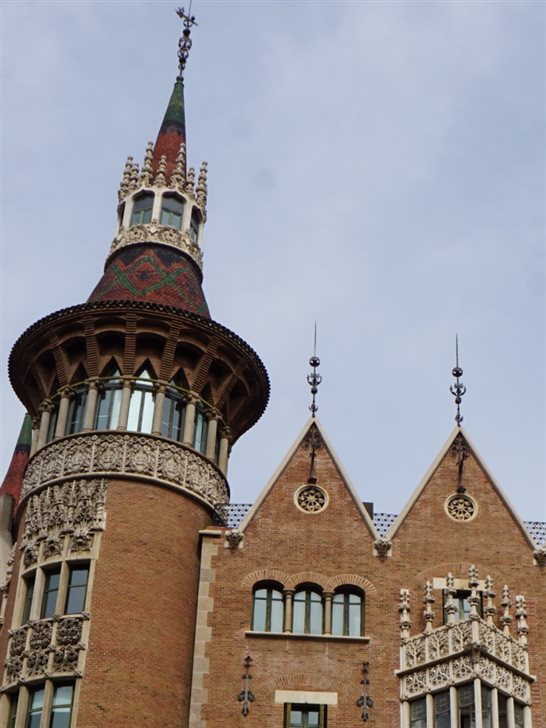A Casa de les Punxes, lembra um castelo medieval, foi projetada pelo arquiteto Josep Puig i Cadafalch