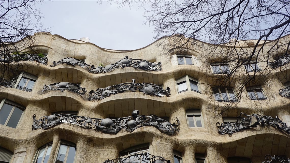 Casa Mil&agrave;, de Antonio Gaud&iacute;, conhecida como La Pedrera