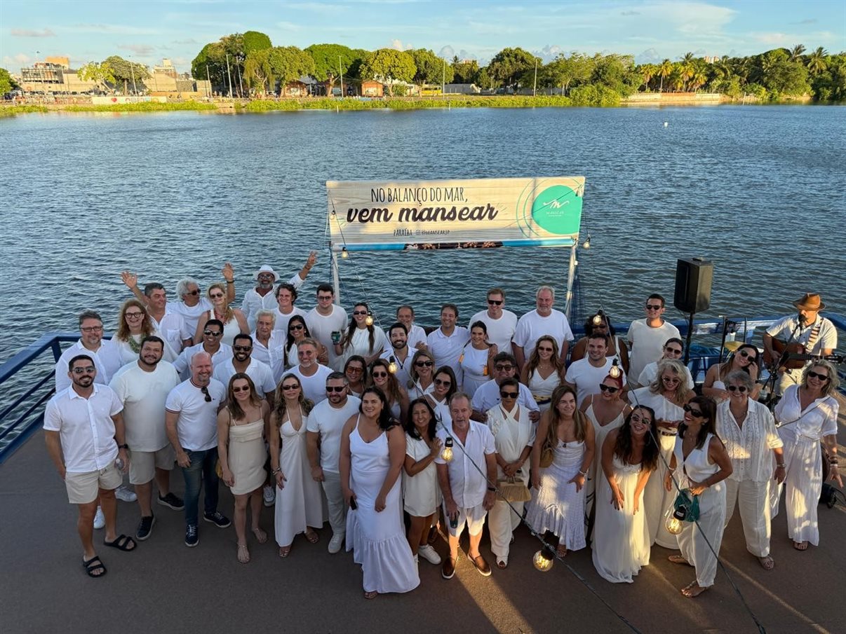 Grupo que participou da festa inicial do Vou de Luck, a bordo de um catamarã na Praia do Jacaré