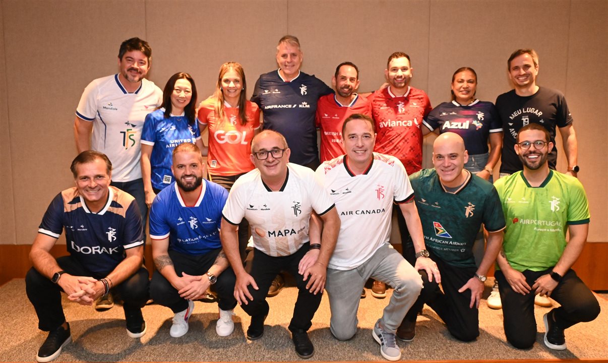 Fornecedores parceiros apresentam as camisas de suas companhias para a campanha de vendas (veja mais fotos no álbum ao fim da notícia)