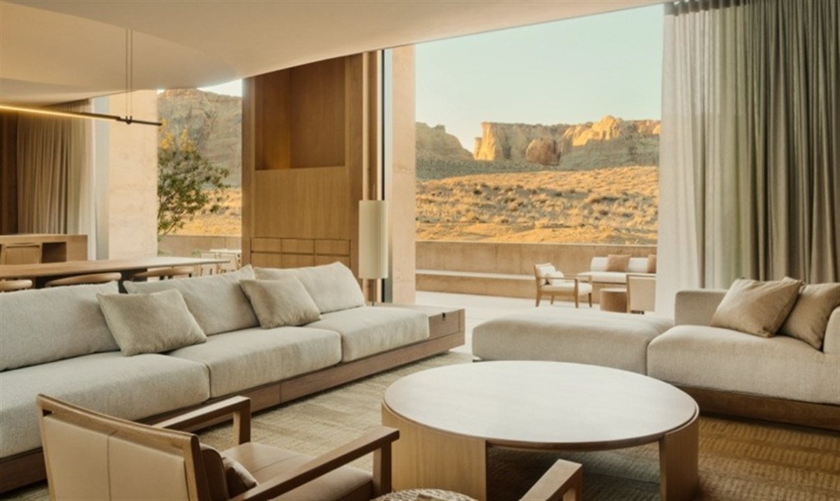 Harmonia com a natureza está presente com o uso de nogueira clara, cipreste tingido e concreto em tons naturais