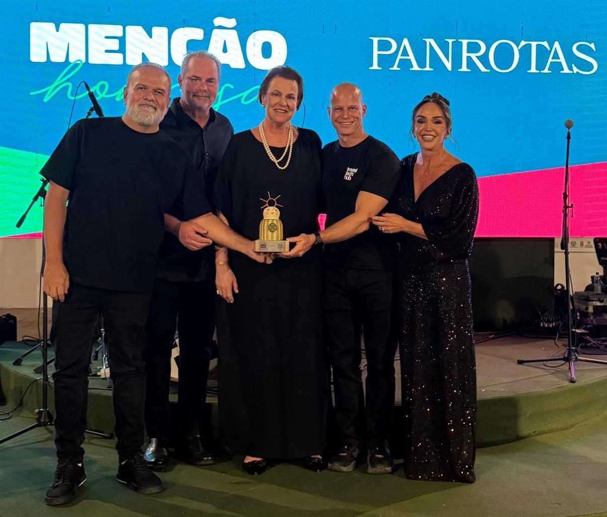 Artur Luiz Andrade e Zé Alcorta, da PANROTAS, recebem o troféu Vou de Luck de Gustavo e Beta Luck e Christiane Teixeira