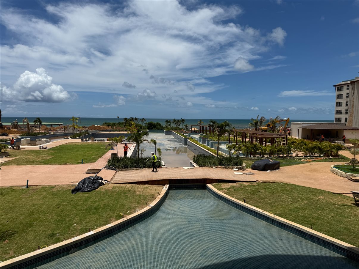 Área principal de piscinas e de acesso à praia no Tauá João Pessoa