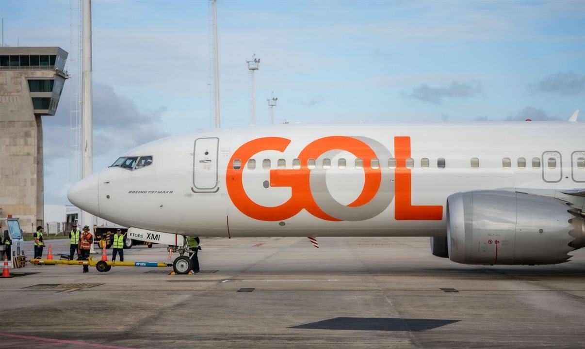 O Boeing 737 da Gol, com capacidade para 176 passageiros (em configuração internacional), na pista do Aeroporto de Natal antes da decolagem rumo a Montevidéu