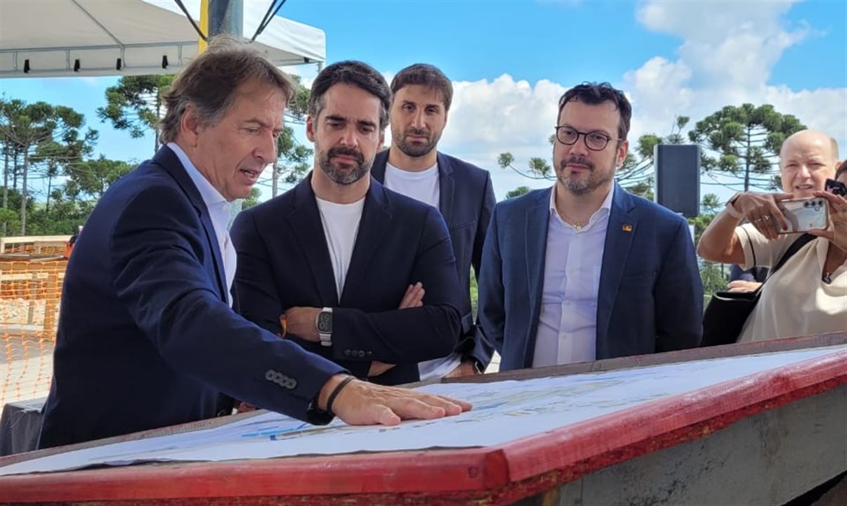 Eduardo Leite junto a Janyck Daudet, CEO do Club Med para a América Latina, durante evento da lançamento da pedra fundamental do novo resort Club Med em Gramado (RS)