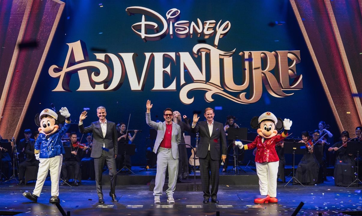 Celebração começou no Walt Disney Theatre a bordo do navio