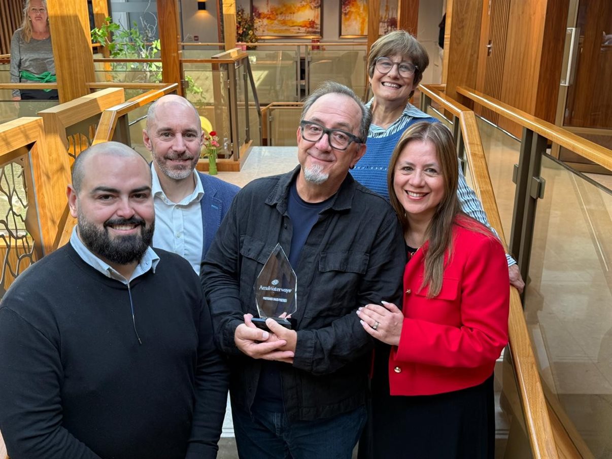 Loizou, Jeniffer Roshetski, Marcia Galvão e João Miranda premiam Ricardo Alves, da Velle