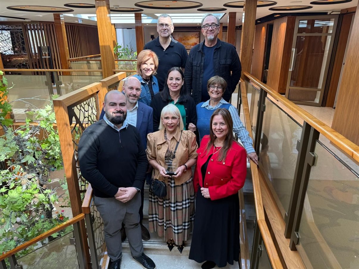 Jamie Loizou, Jeniffer Roshetski, Marcia Galvão e João Miranda, da companhia fluvial, com os premiados: Zaily Rodríguez, Fernanda Benedetti, Olga Jimenez, Francisco Gamio e Ricardo Alves