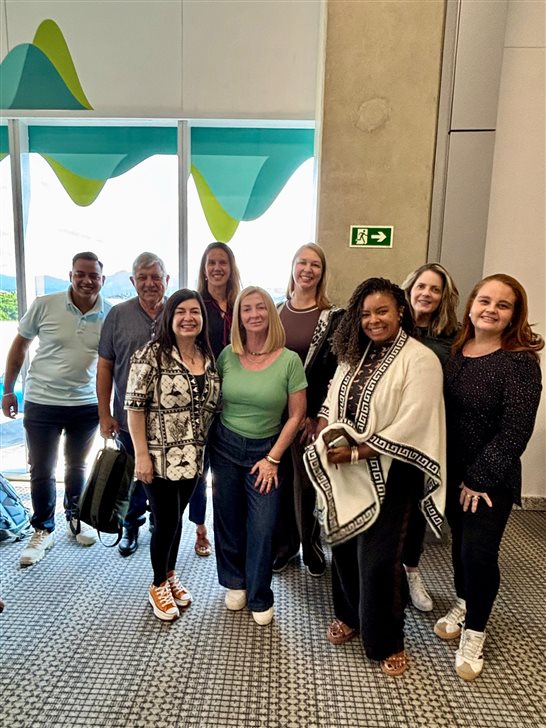 Da esq. para &agrave; dir., Gabriel Mazorca, Luis Alves, Silvana Pardini, Larissa Marinsalta, Miriam Zanovello Solange Vasconcelos, Mila Nascimento, Amanda Gamero (Lusanova) e Monike Savastano no embarque da ITA Airways no Rio Gale&atilde;o