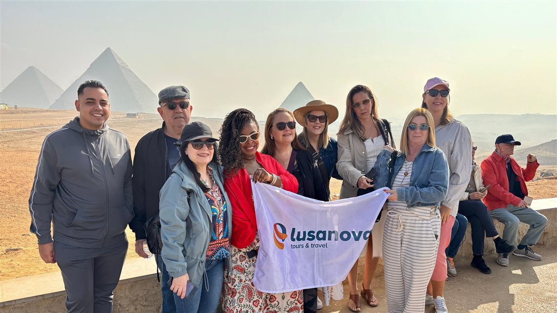 Da esquerda para &agrave; direita, em frente &agrave;s Pir&acirc;mides de Giza, Gabriel Mazorca, Luis Alves, Silvana Pardini, Mila Nascimento, Monike Savastano, Amanda Gamero (Lusanova), Larissa Marinsalta, Miriam Zanovello e Solange Vasconcelos